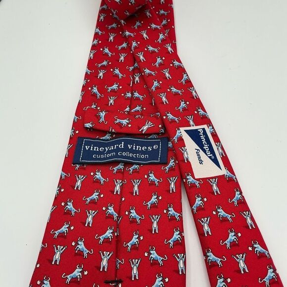 VINEYARD VINES Red With LIGHT BLUE BULLS and BEARS HAND MADE SILK TIE - Picture 4 of 6